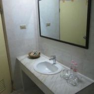 g5/bathroom.jpg